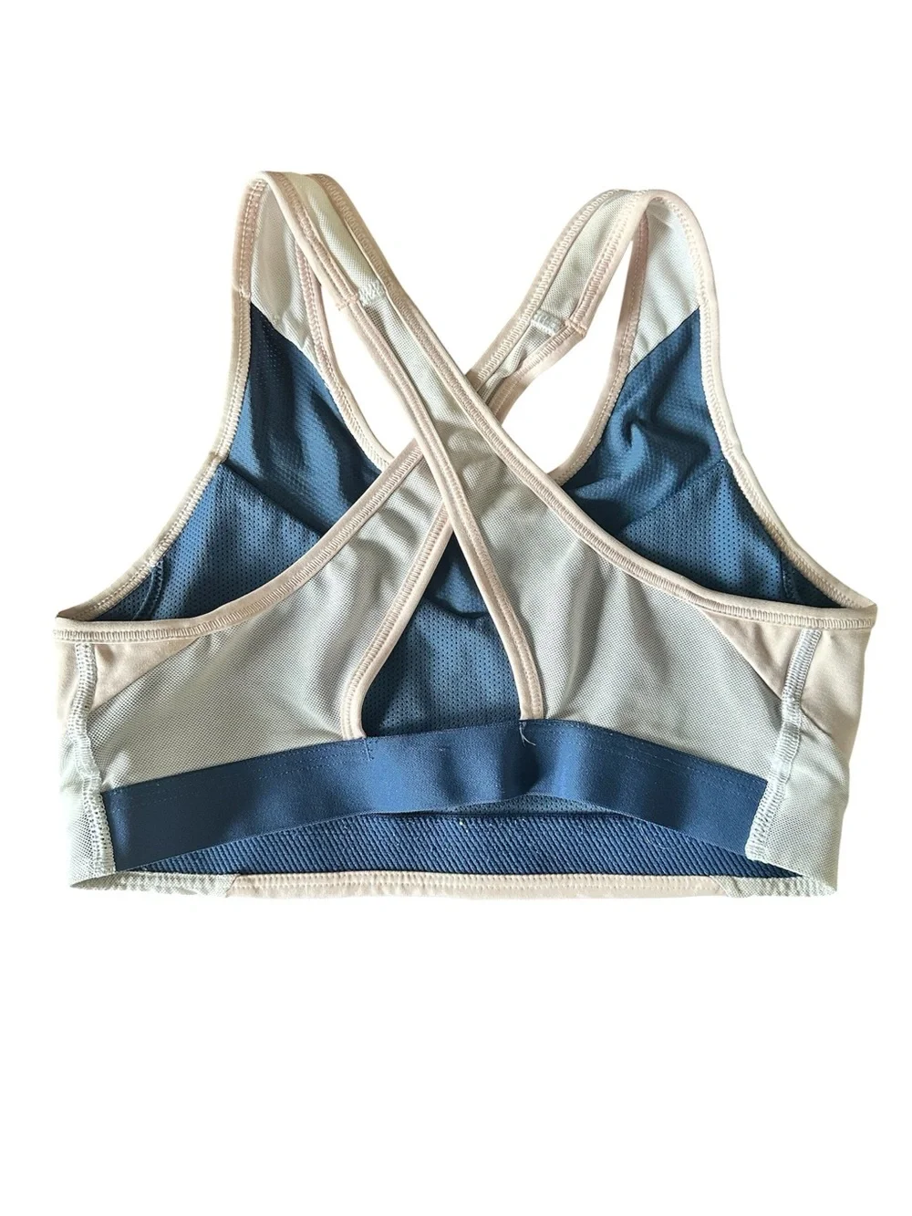 BUNDLE (4) Women’s Nike sport bras Size Small